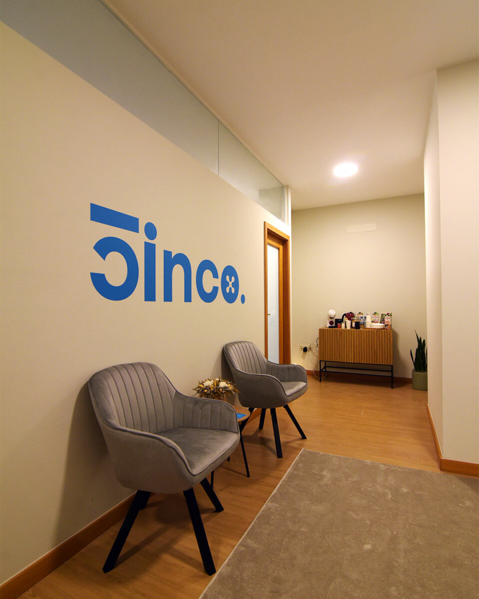 Sala de espera da 5INCO Centro Clínico em Braga